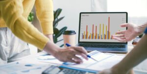 Scopri di più sull'articolo La matematica del successo: calcolare con precisione il ritorno dell’implementazione di software ERP, WMS e MES/APS